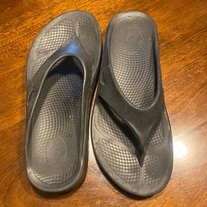 Oofos men’s sandals size 11